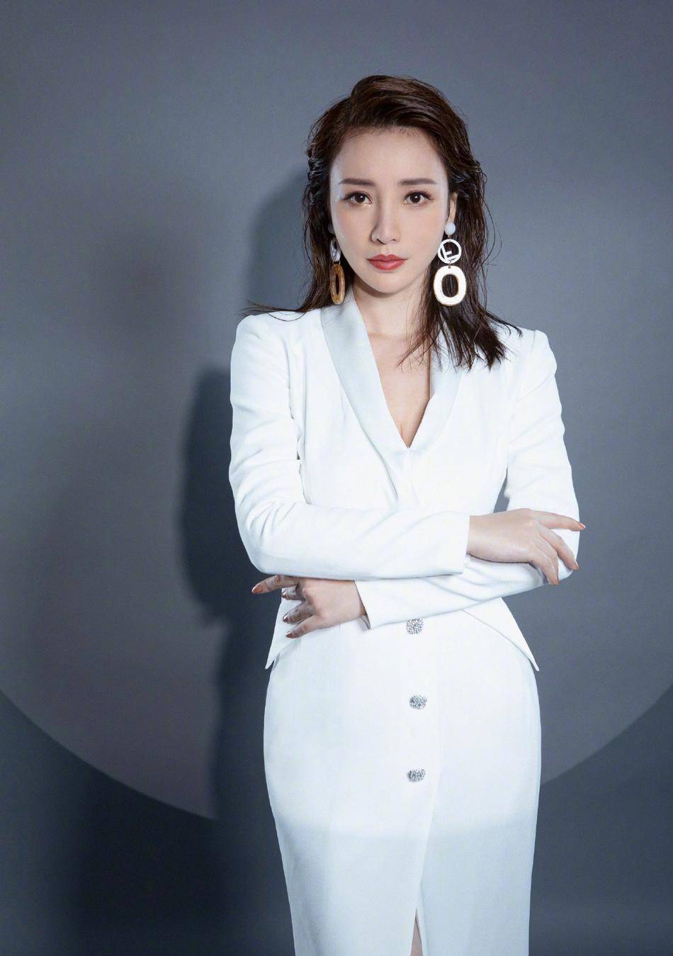 御姐|40岁柳岩走冷艳御姐风,湿发出镜妩媚动人,穿白西装裙好干练