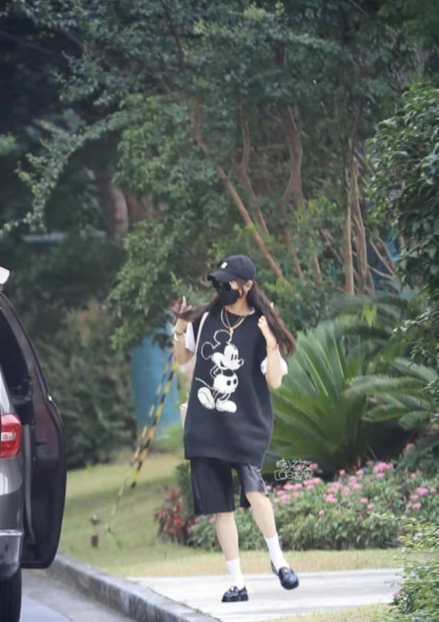细节|唐嫣终于恢复自己的穿搭风格！一身黑变帅气，却不如她穿央视风美