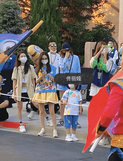 陈思诚|离婚后仍和睦，佟丽娅和陈思诚同游环球影城，愿为儿子放下恩怨