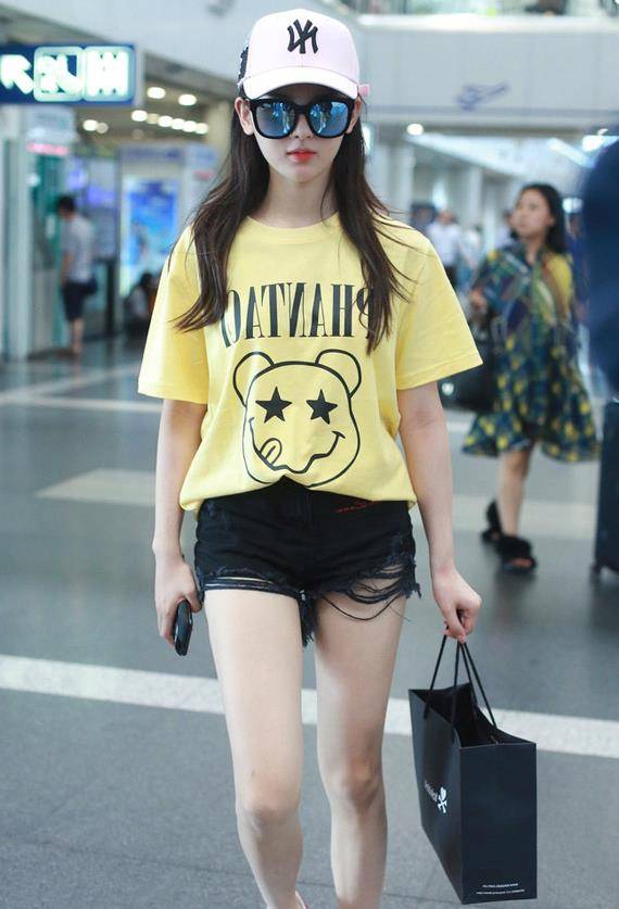 黑色|夏日少女怎么穿？get杨超越的清爽造型，助你成为青春代言人