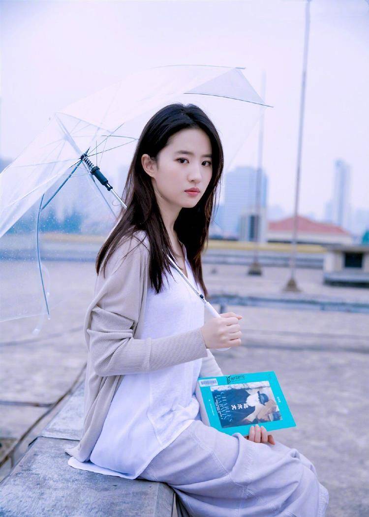 魅力|刘亦菲再现“西装杀”！一袭黑色西服撑伞漫步海边，网友：超美