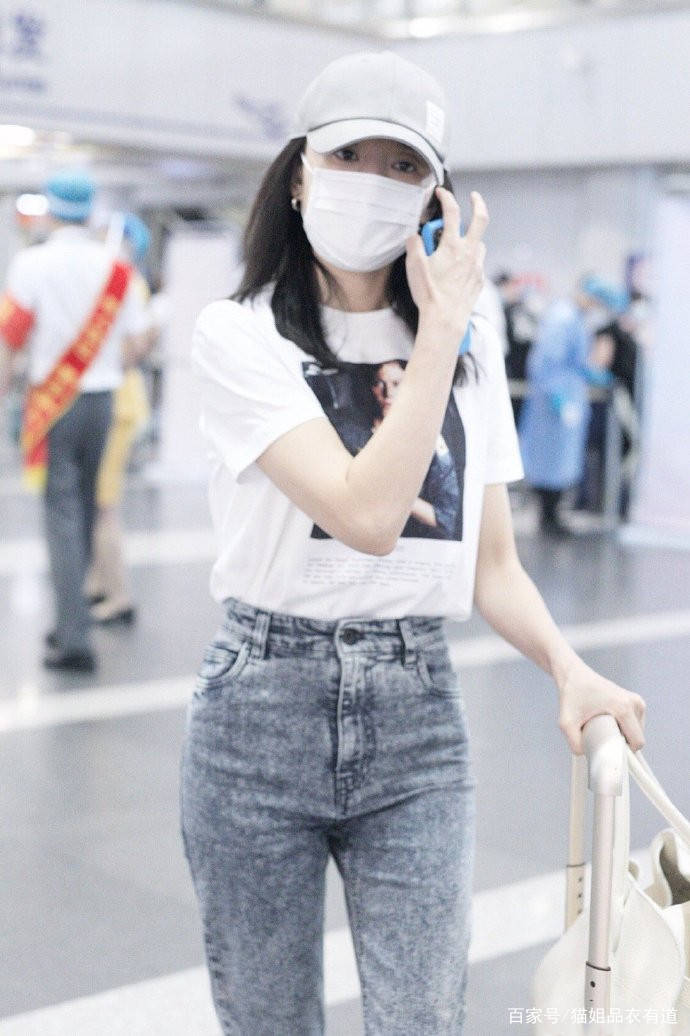 身材|气人不?阿姨辈的董洁T恤塞裤腰也没看到赘肉,小花们太羡慕了