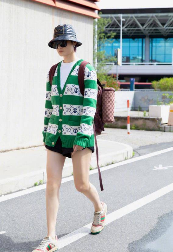 李宇春|李宇春挑战牛仔裤随性率真，身材超女里少见，诠释独特魅力