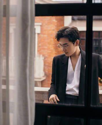 整体|杨洋“眼镜杀”男友力满满，穿西装利索潇洒，“精英范”十足