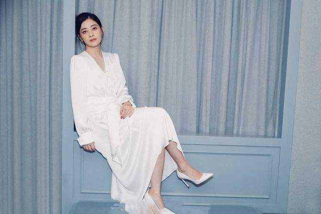 条纹|梅婷美出新高度，黑色条纹裙比模特还高级，妥妥的女性穿搭模板