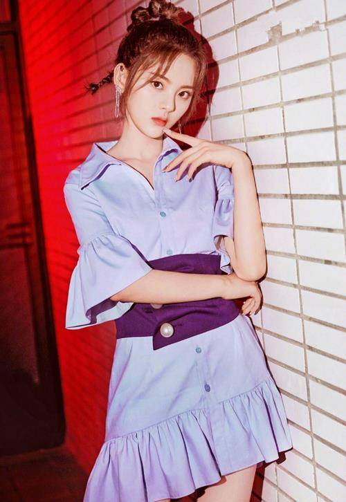 黑色|夏日少女怎么穿？get杨超越的清爽造型，助你成为青春代言人