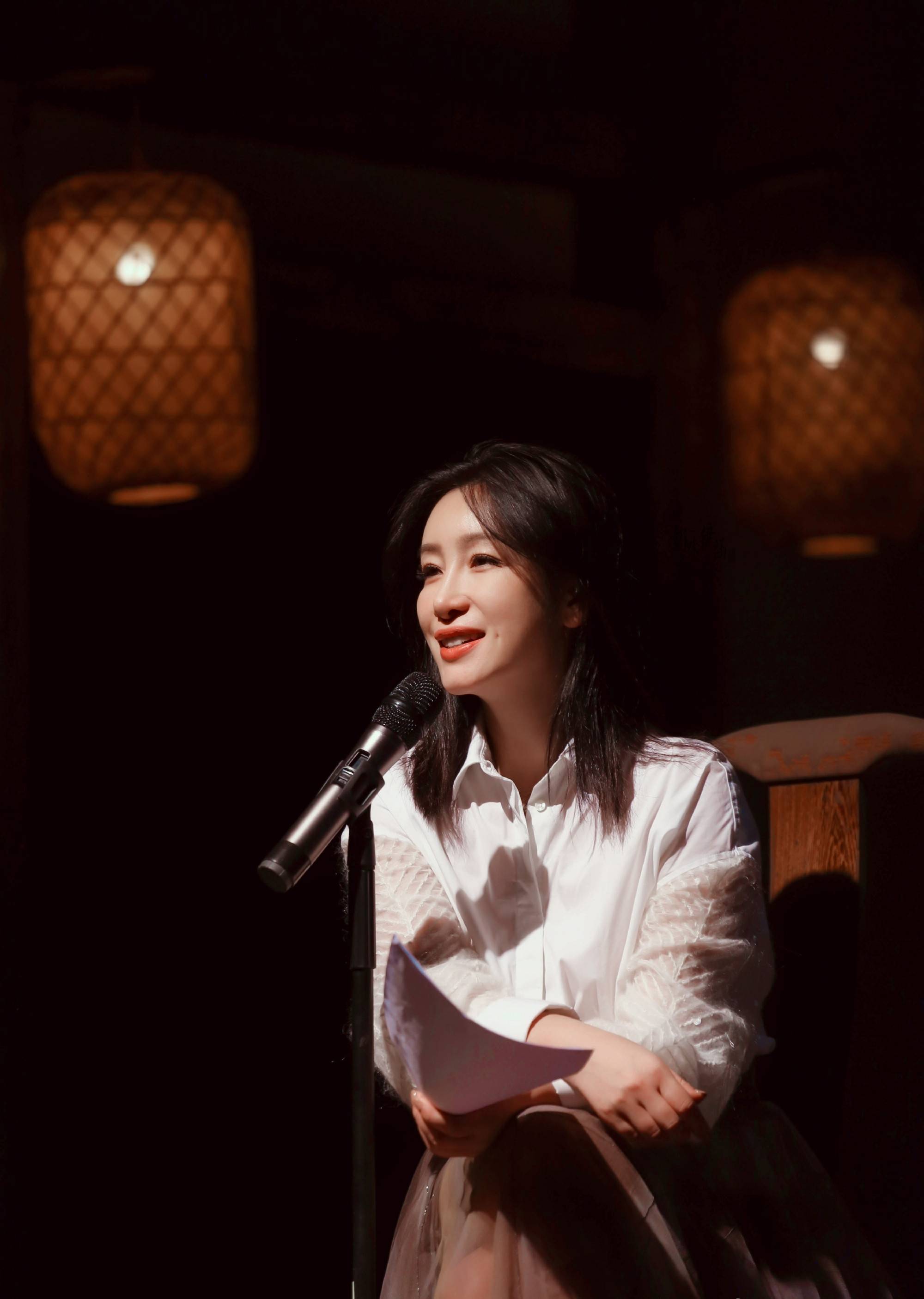 是属于|42岁秦海璐童心未泯,穿大地色大衣时髦复古,搭配耳包太可爱了