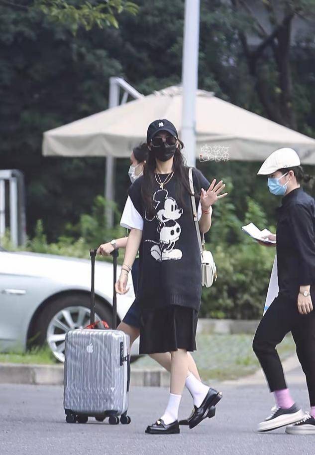 细节|唐嫣终于恢复自己的穿搭风格！一身黑变帅气，却不如她穿央视风美