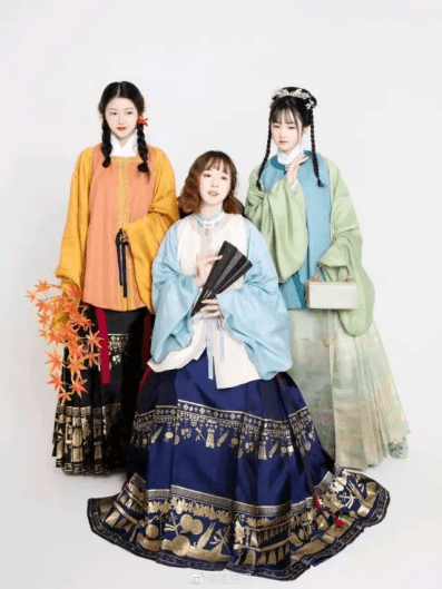 进行|谁说比甲只有对襟直领的？交领比甲照样存在~