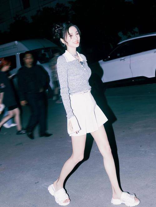 杨颖|杨颖最新上班私服，白色刺绣短T搭配牛仔裤，完美展现腰线