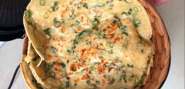 加入适量|夏天我家早餐如此吃,2个鸡蛋,1碗面粉,蓬松香软,比吃肉还香