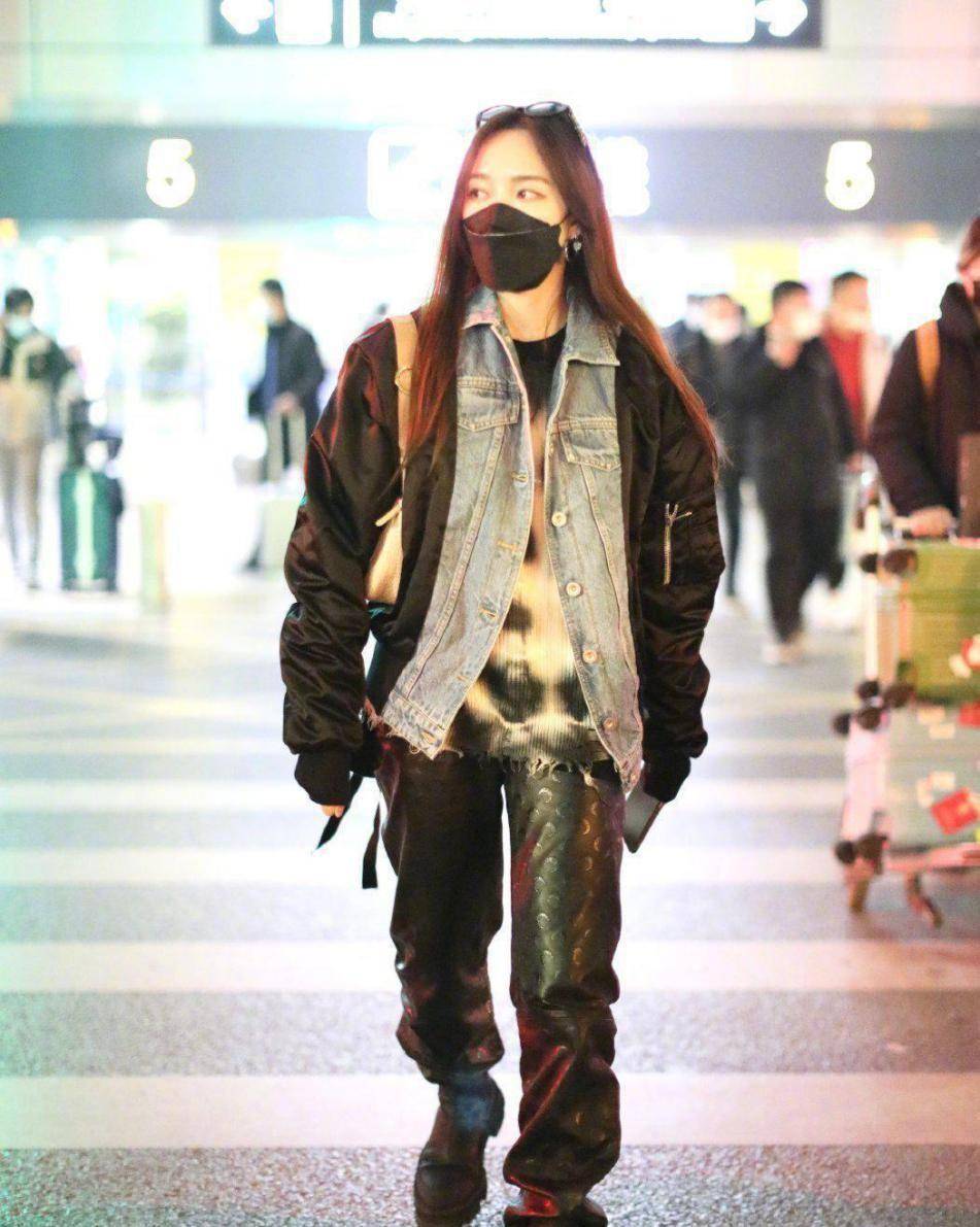 整体|孟佳的时尚消化力真的太强,穿“奶奶碎花”前卫又个性,太高级