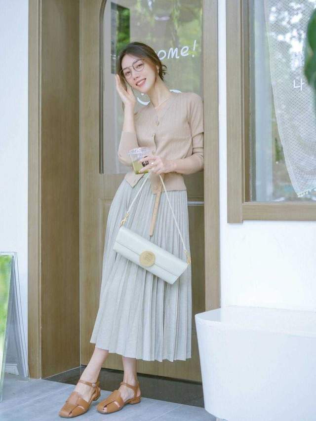 棕色|无针织衫不秋天，搭配百褶裙简约又洋气，青春活力，太好看了