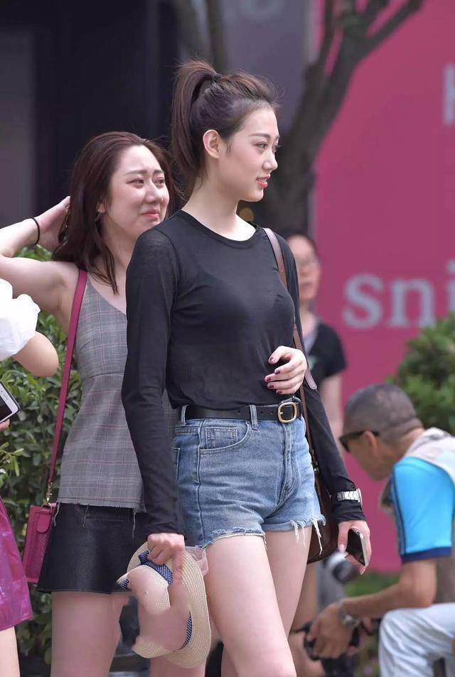 方法|黑色长袖上衣搭配蓝色打底裤，露出一点腰腹，看起来更加完美