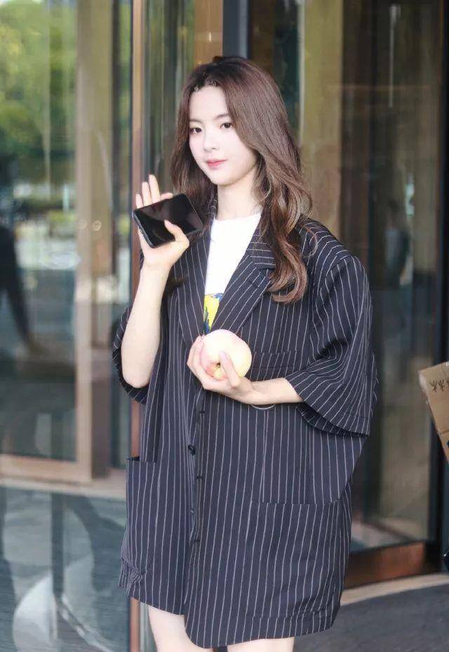 显得|杨超越撞衫就没输过！从宽大西装到少女碎花，怎样穿都引人注目