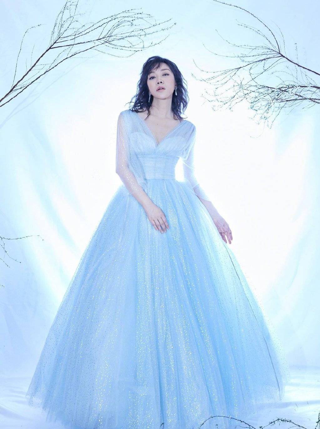 闫妮|49岁闫妮气场全开，穿银河闪耀纱裙秀曲线，深V超迷人