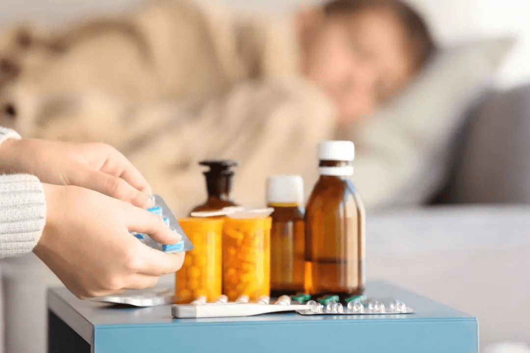 比如外用的碘酒,酒精等不能喝,喝了会中毒等