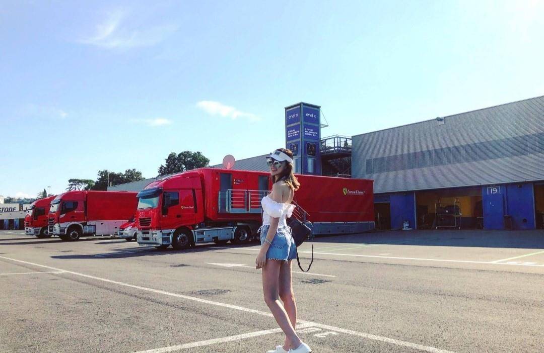 林志颖|林志颖娇妻不止热舞时爱穿背心，看赛车也穿背心，35岁依旧很少女