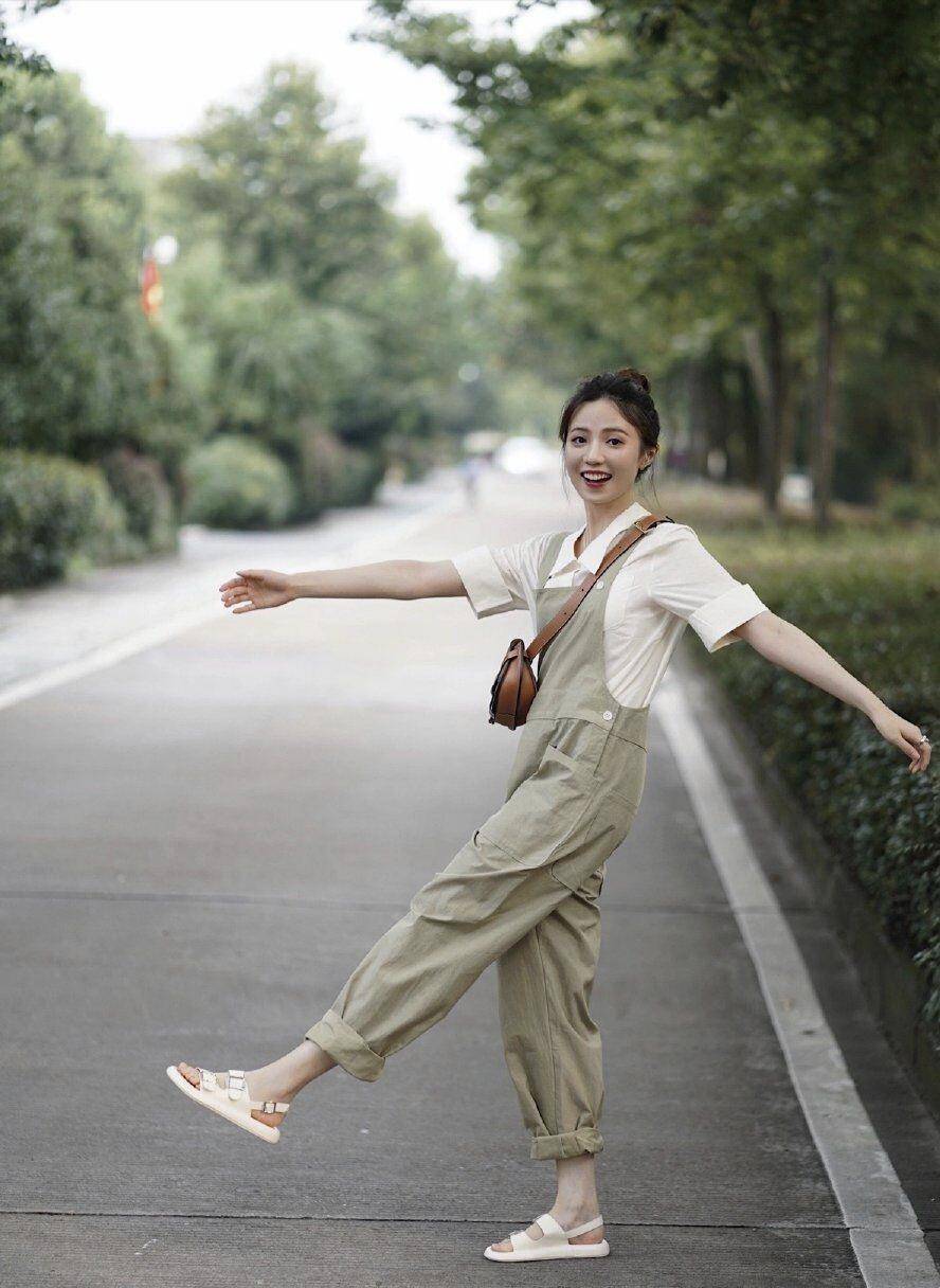浅色|好看的背带裤不只牛仔面料,元气满满还可爱,初秋的绝佳服饰