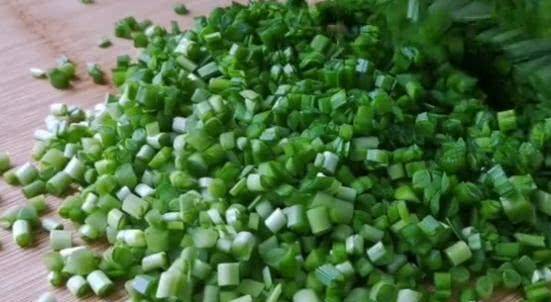 虾皮|韭菜和西红柿的新吃法,很多人都没吃过,一上桌准备抢光