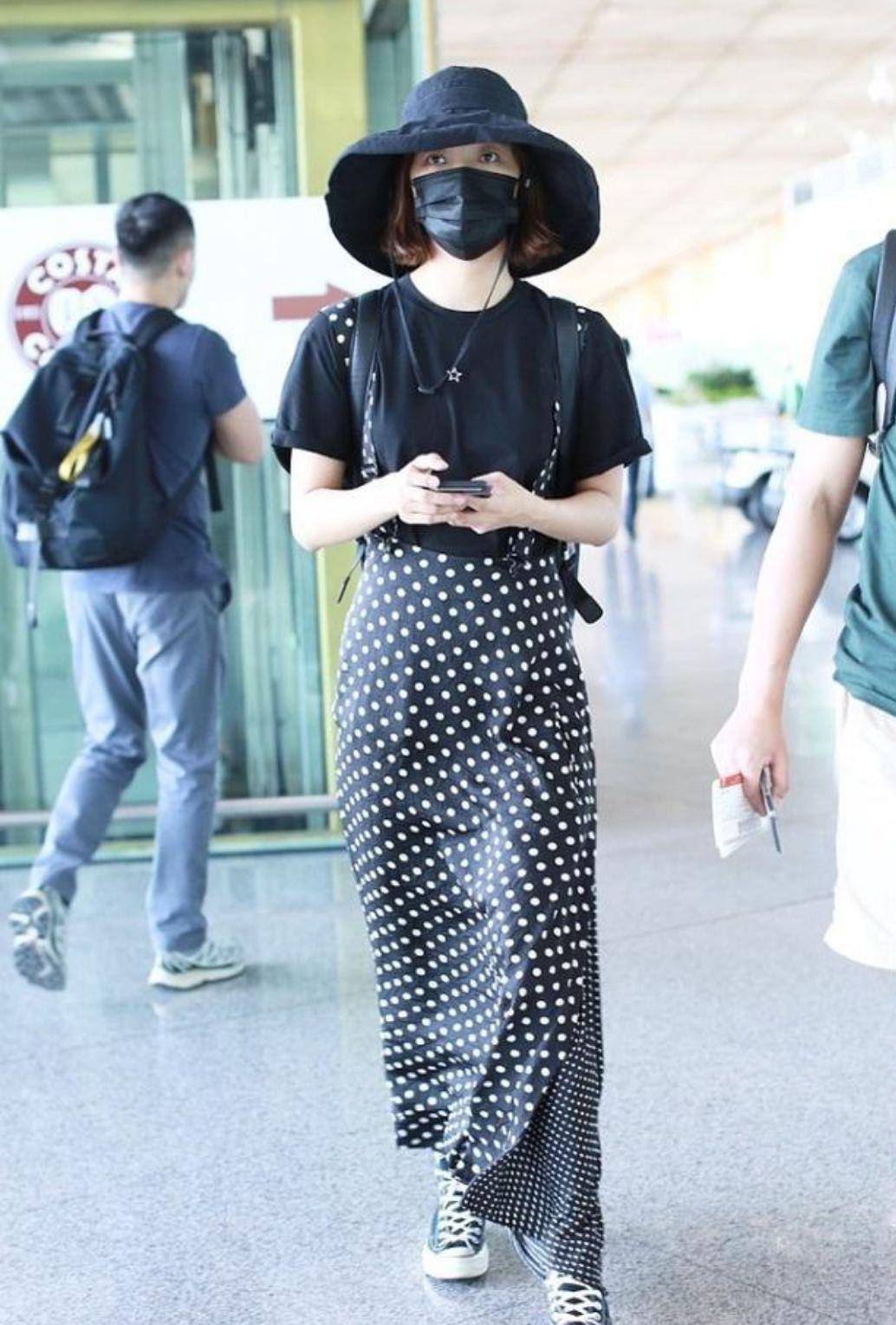 背带|王珞丹真嫩!身穿波点背带裤俏皮与可爱,37岁还充满少女感