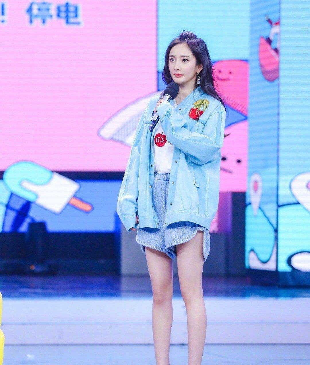 测评|女明星撞衫牛仔外套测评，秦岚的最具女人味，杨幂宋祖儿显魅力