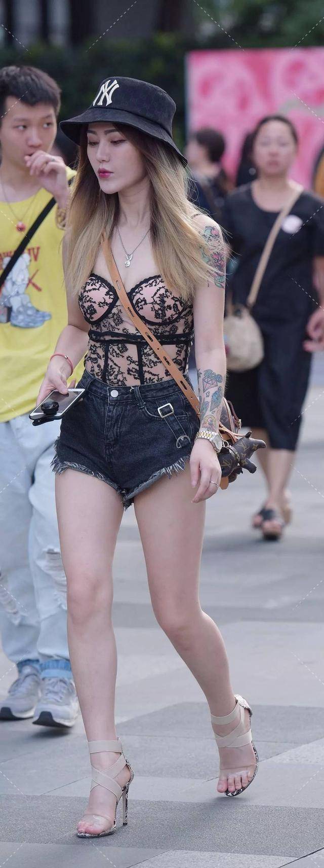 长度|V领吊带背心，搭配紧身瑜伽裤，青春活力，气质惊艳美极了 (4)