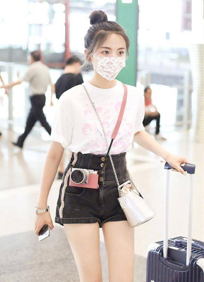黑色|夏日少女怎么穿？get杨超越的清爽造型，助你成为青春代言人