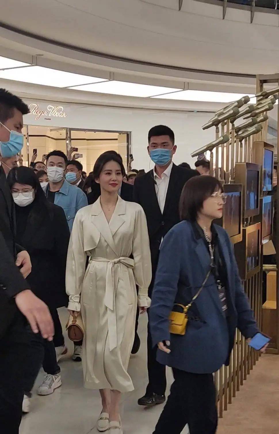 卫衣|秋天已至，天气入凉，学当红明星这样穿搭让你回头率爆表？