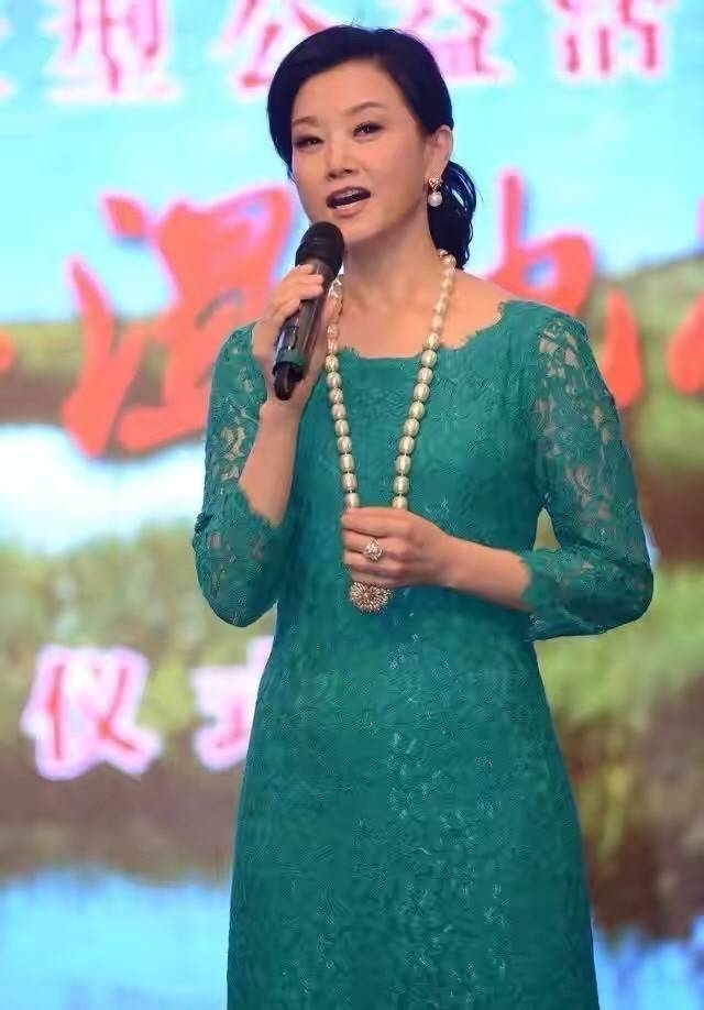 进行|55岁宋祖英懂得将“嫩”进行到底,粉西装配伞裙,减龄又高级