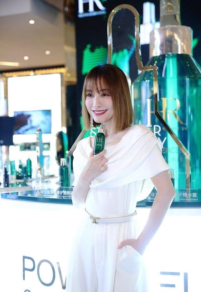 曲线|吴昕的造型好加分,穿收腰小白裙秀曲线,衣品在线气质越来越好