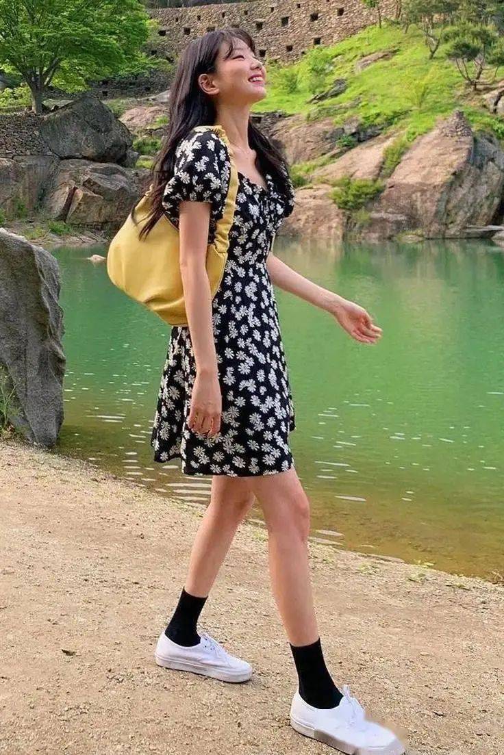 小白|今夏“裙子＋运动鞋”这样穿，就是美得不一样！