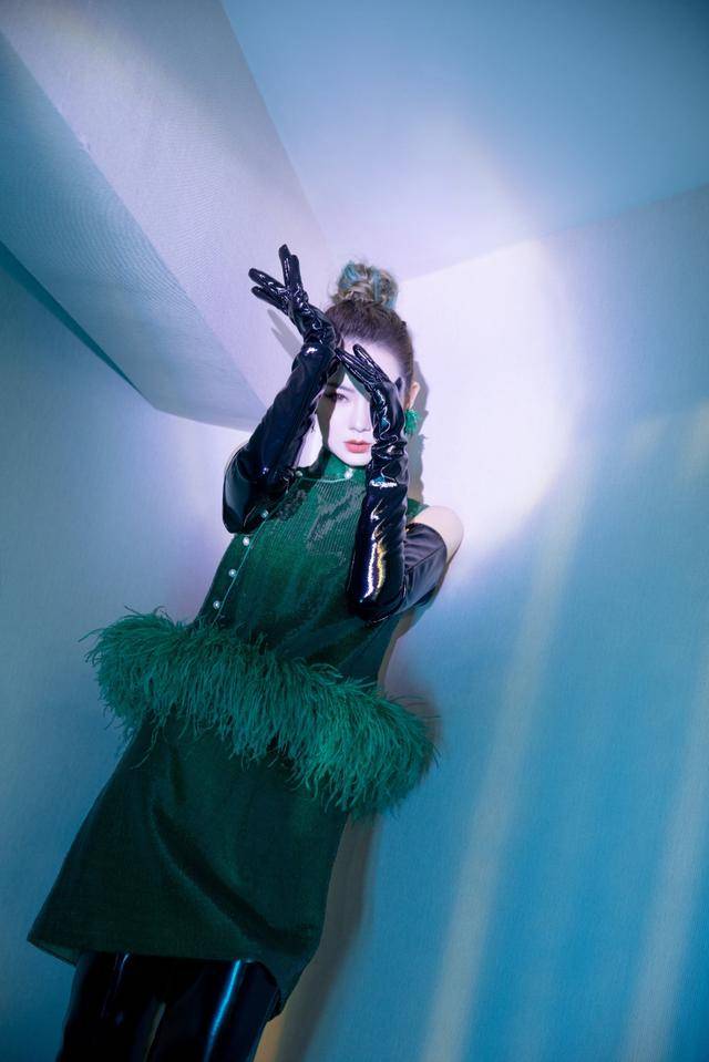 设计|戚薇真厉害，浮夸的绿色漆皮裙穿出满屏时尚感，也就她能驾驭得了