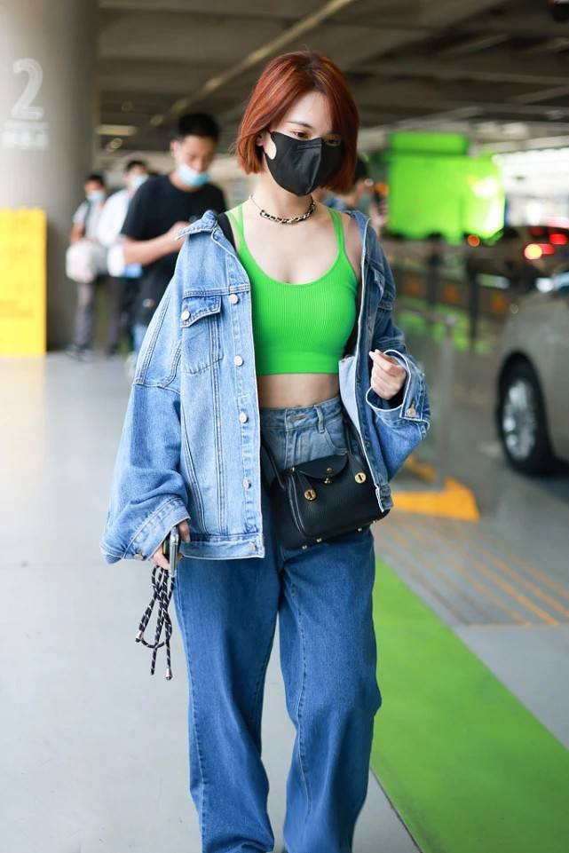 设计|杨丞琳穿得够有新意，直接用内衣搭牛仔外套，造型时髦回头率高