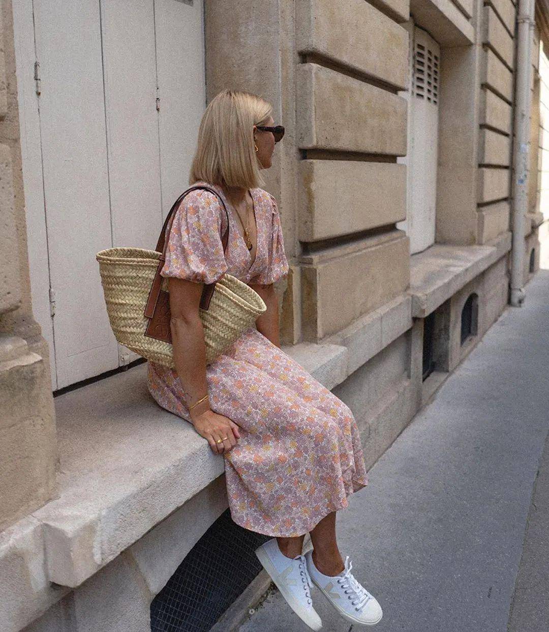 细节|今夏火了一种穿法，叫“碎花裙＋小白鞋”显瘦还时髦，贼好看！