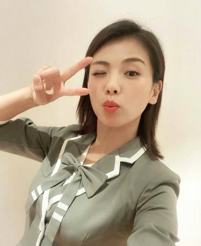 西装|41岁的刘涛还在装嫩，女团制服配短发时尚减龄，温柔魅力尽显！