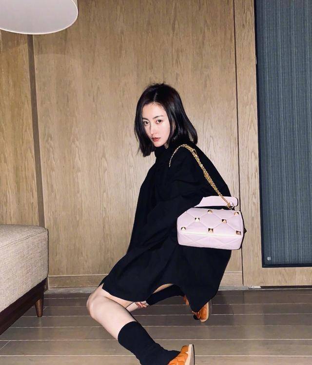 身材|?张天爱的身材真“保鲜”，甜酷风造型好强势，长腿吸睛