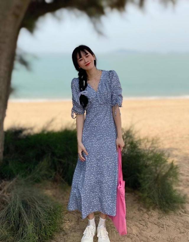 设计|“碎花裙＋运动鞋”才是夏日标配，照着穿回头率超高、拍照超上镜