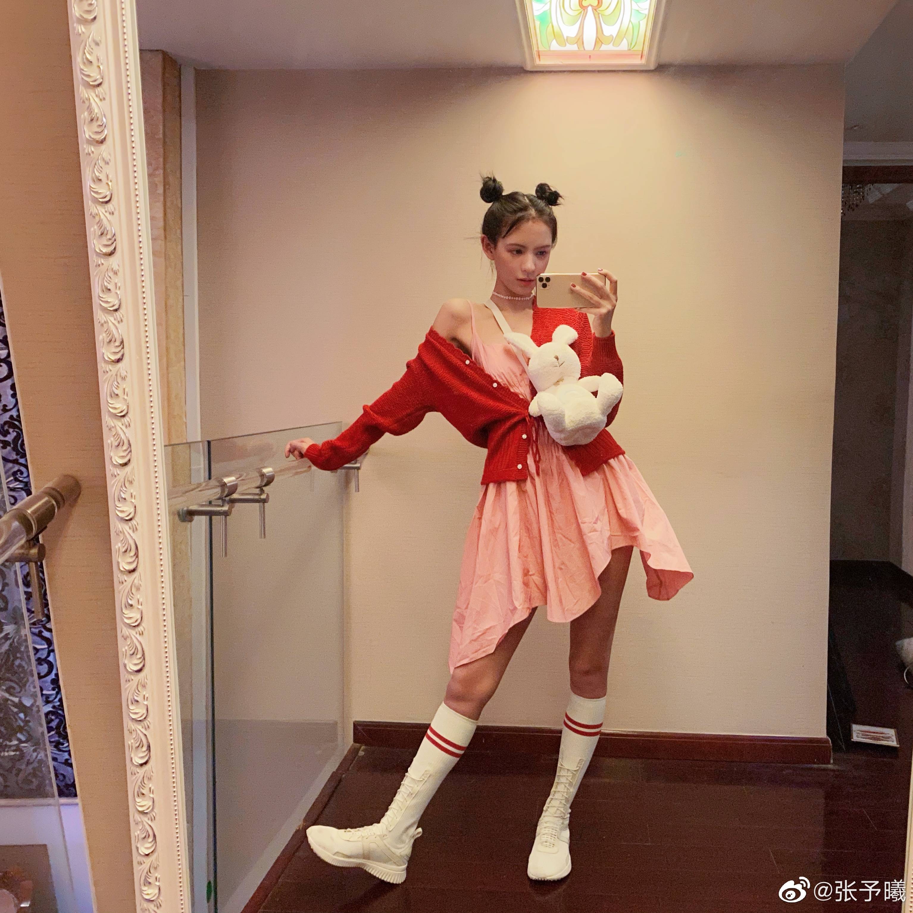 黑色|29岁张予曦又美又帅，衬衫搭裙绑带鞋，造型酷酷不好惹！