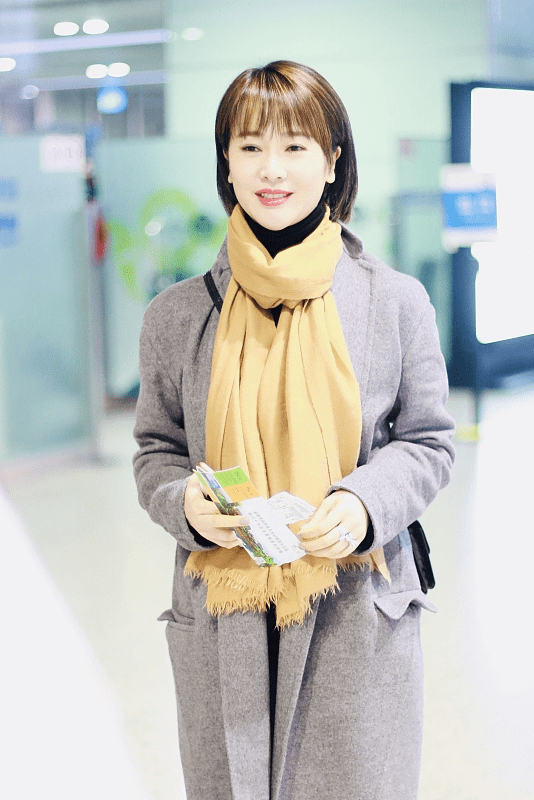 刘海|左小青的小肉脸真显嫩,冷白皮轻松驾驭灰色大衣,配刘海能卖萌了