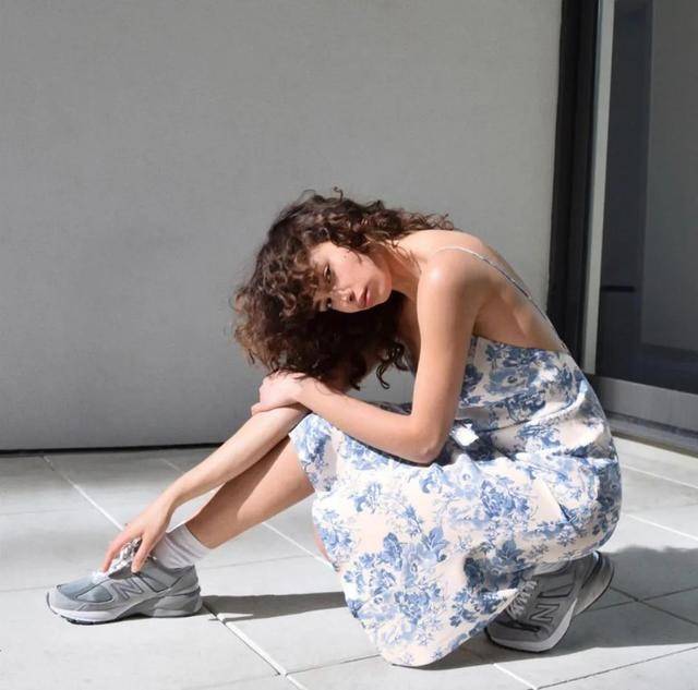 颜色|“裙子＋运动鞋”才是今夏最火CP，时髦显高又百搭，谁穿谁好看