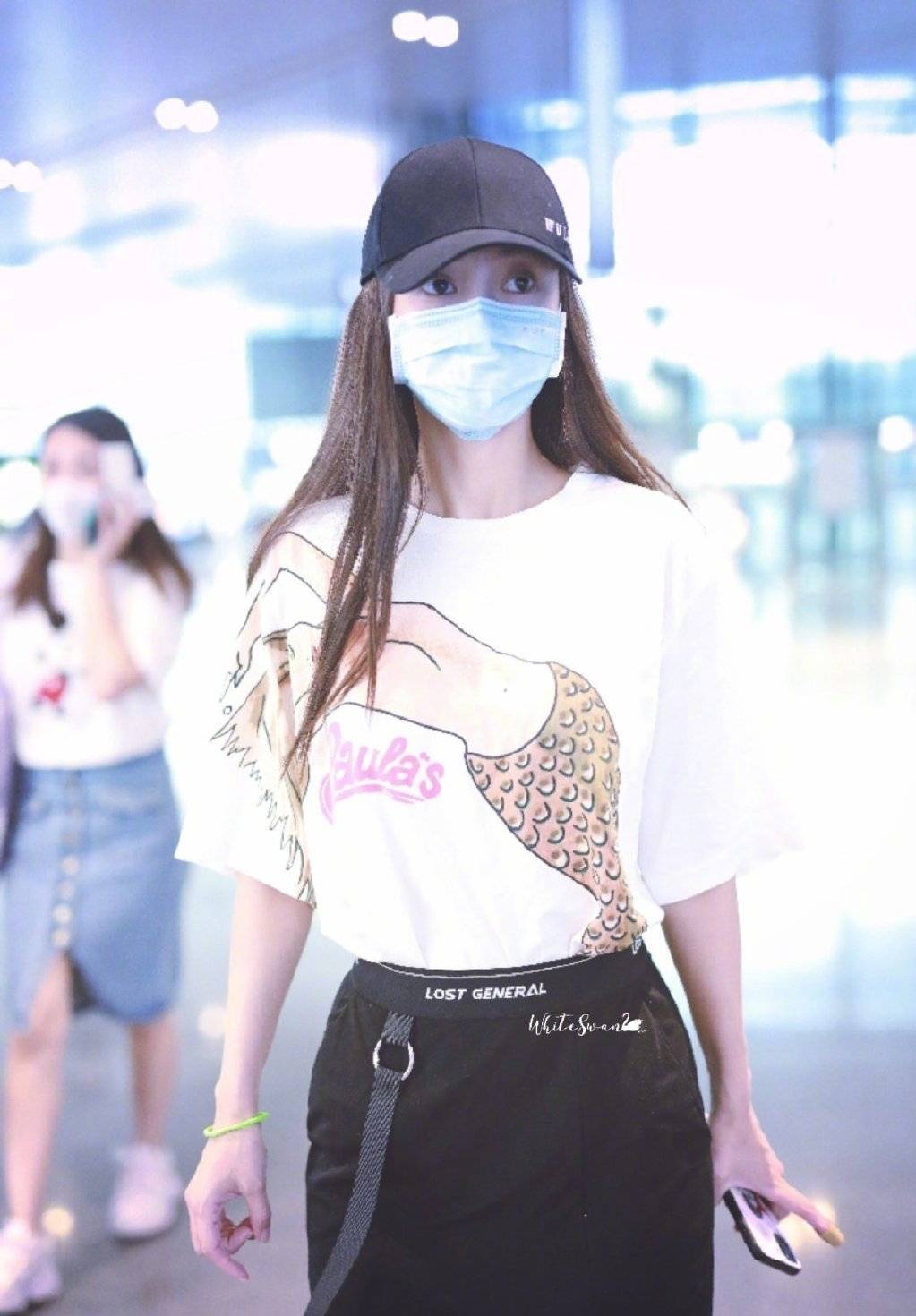 杨颖|31岁杨颖状态真好，穿白色印花T恤现身，这凹凸绝了