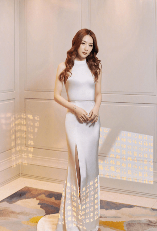 身材|白冰的身材和气质绝了，穿无袖风衣搭配百褶裙走机场，细腰真吸睛