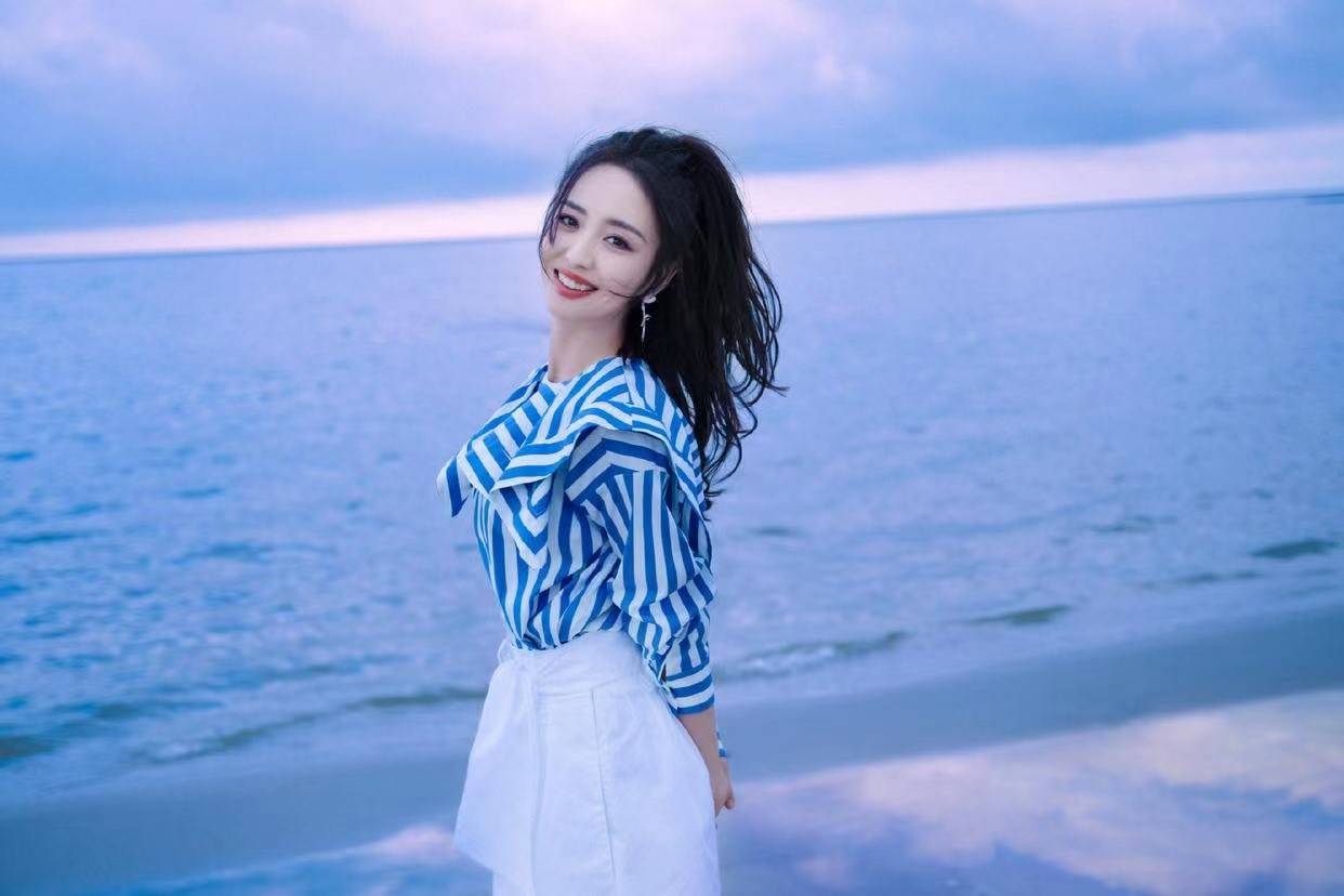 马尾|佟丽娅真是美而不自知，马尾造型条纹衣甜过初恋女生，早该这么穿