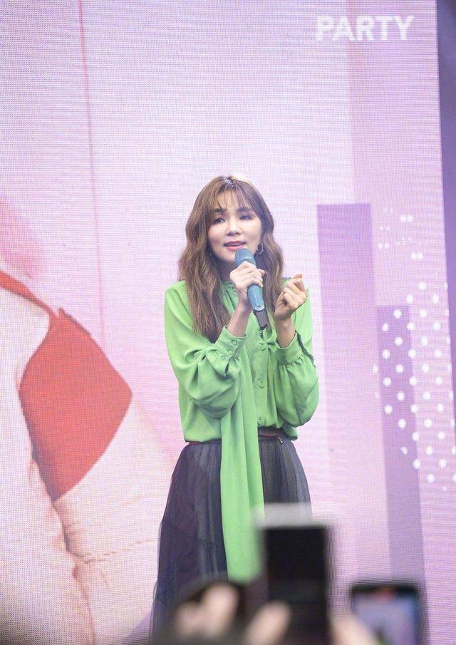 大气|陈嘉桦越来越有女人味，绿色衬衫配阔腿裤随性干练，长卷发太温柔