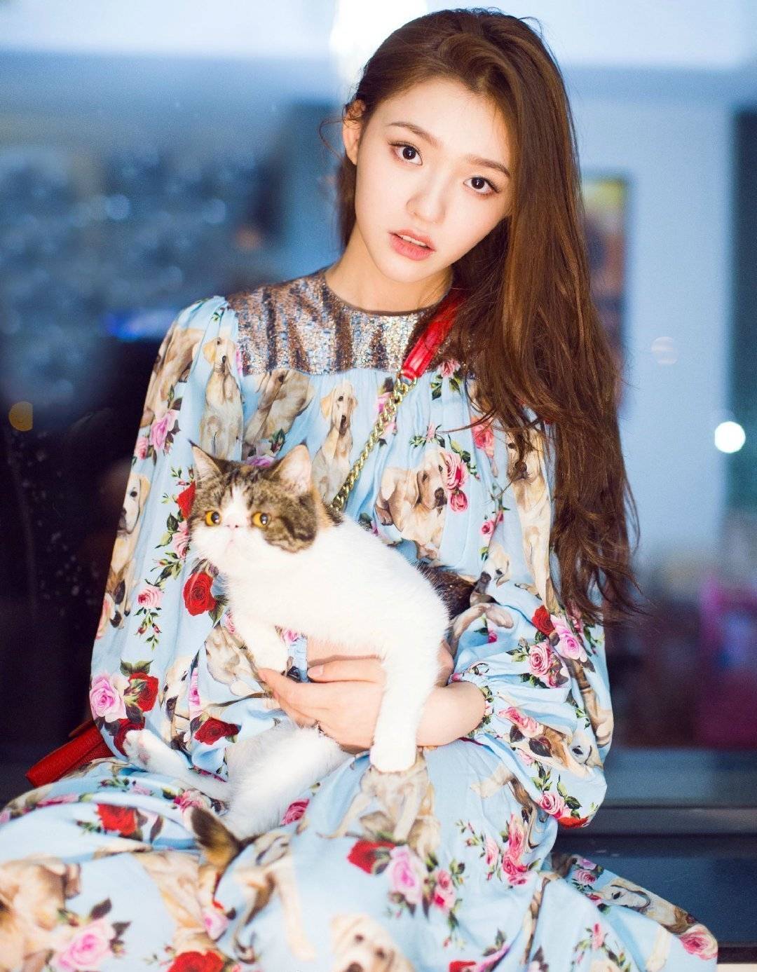 黑色|24岁林允拍摄七夕大片，白色T恤配高马尾笑起来好甜，太有魅力了