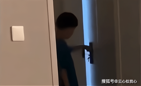江苏出现一狠人：8岁男孩利用自家房门，自己给自己拔牙！