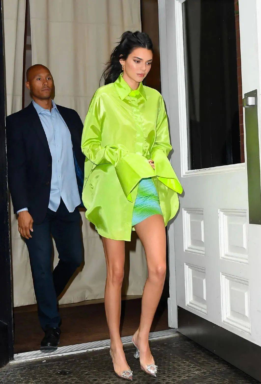 运动鞋|今夏不要总穿运动鞋了,2021流行这几款凉鞋,上脚显瘦显直又显腿长!