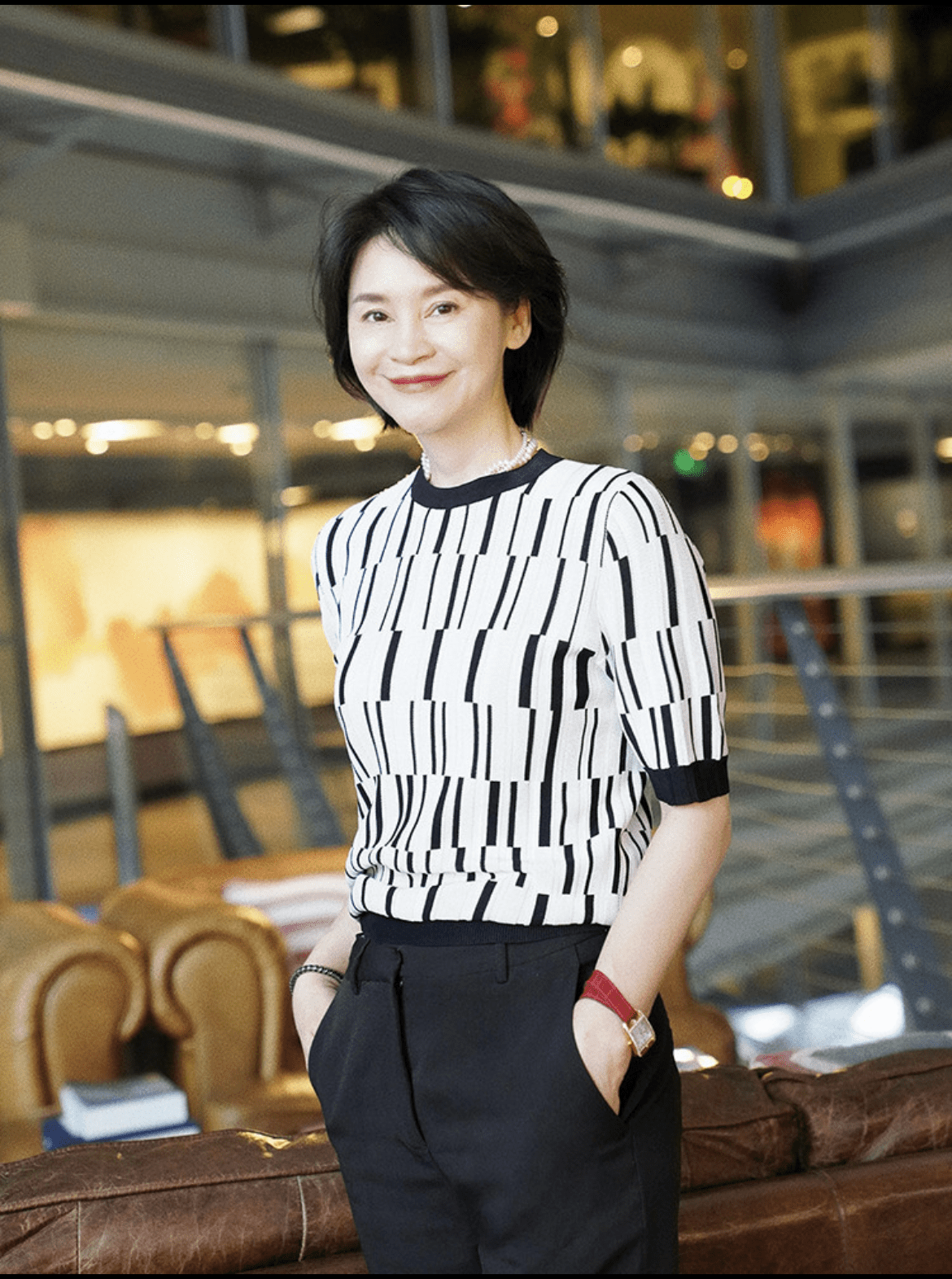 运动鞋|建议不要穿阔腿裤＋运动鞋了！九分裤＋短跟鞋，妈妈穿才更气质