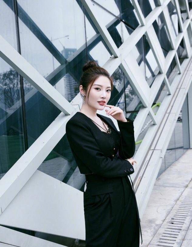 大腿|?徐冬冬晒最新写真,裙子短到大腿根,配黑色皮衣又酷又惹眼